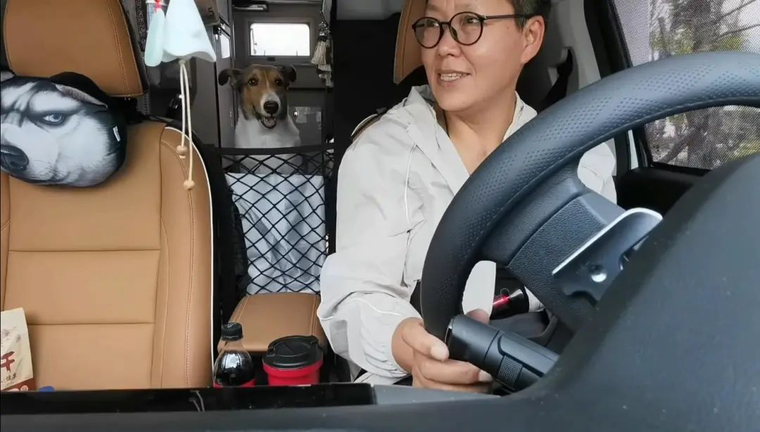 58歲的她，自駕房車旅居，一人兩犬，活成了自己喜歡的樣子